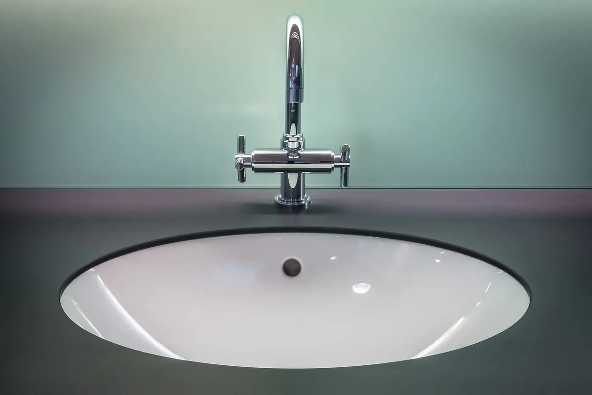 Wire vs Solid vs Glass Shelving for Bathrooms: Which to Choose?